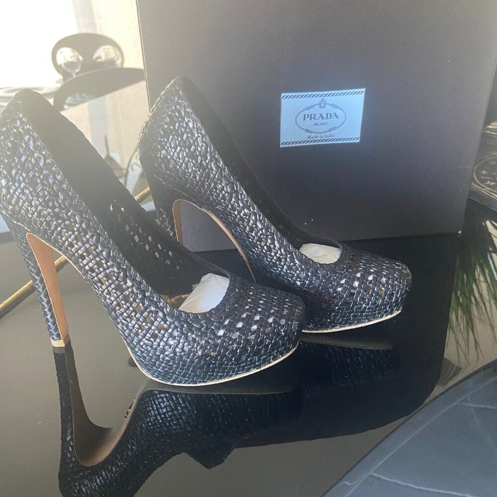 GENTLY WORN ELEGANT AND CLASSIC Prada Black Leather Pumps - Size 36/6